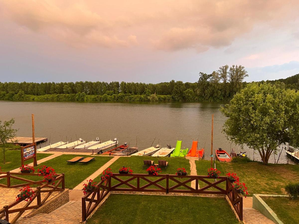 Apartmani Tiske Noci Bečej Exteriör bild