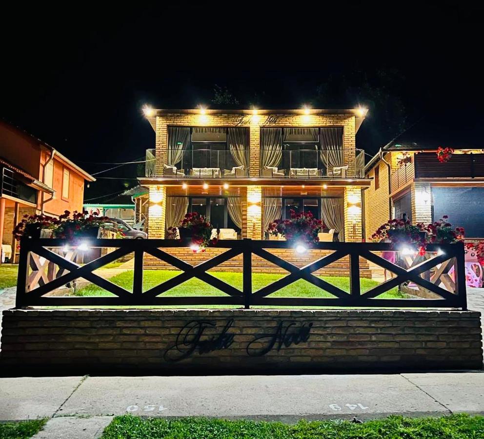 Apartmani Tiske Noci Bečej Exteriör bild