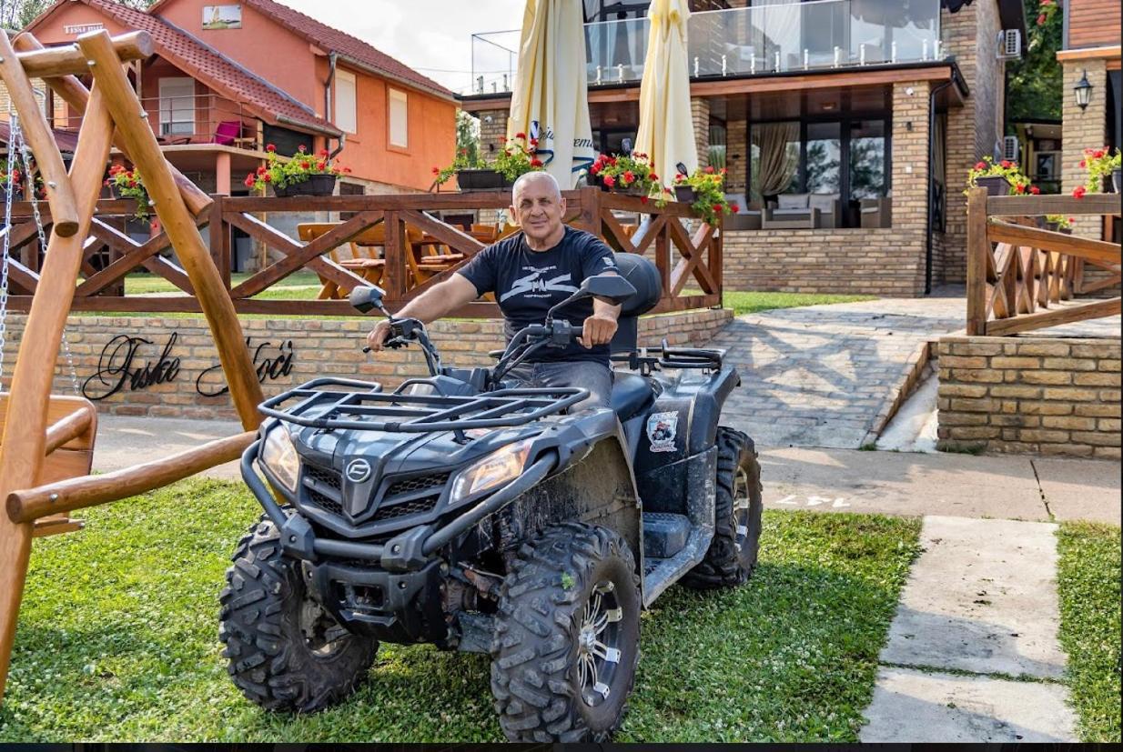Apartmani Tiske Noci Bečej Exteriör bild