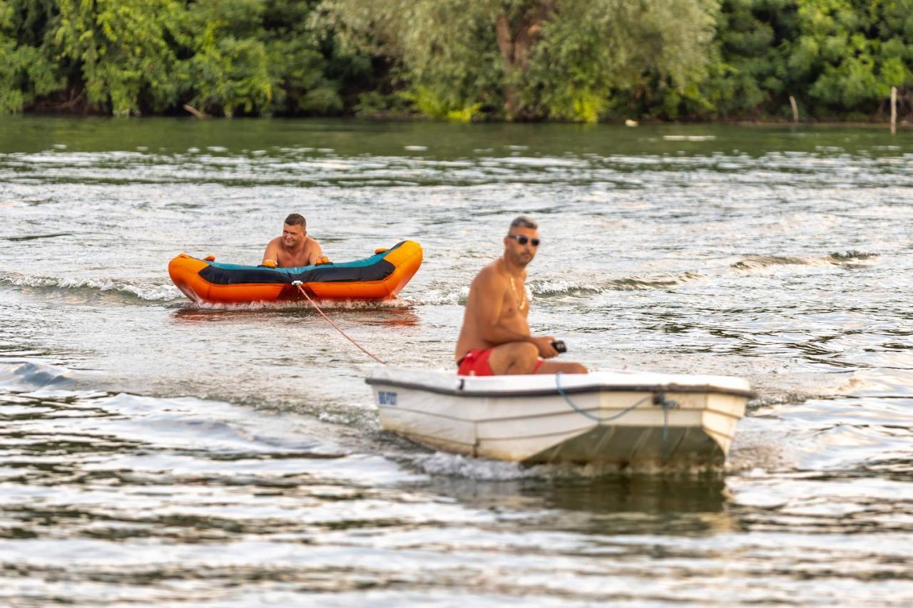 Apartmani Tiske Noci Bečej Exteriör bild