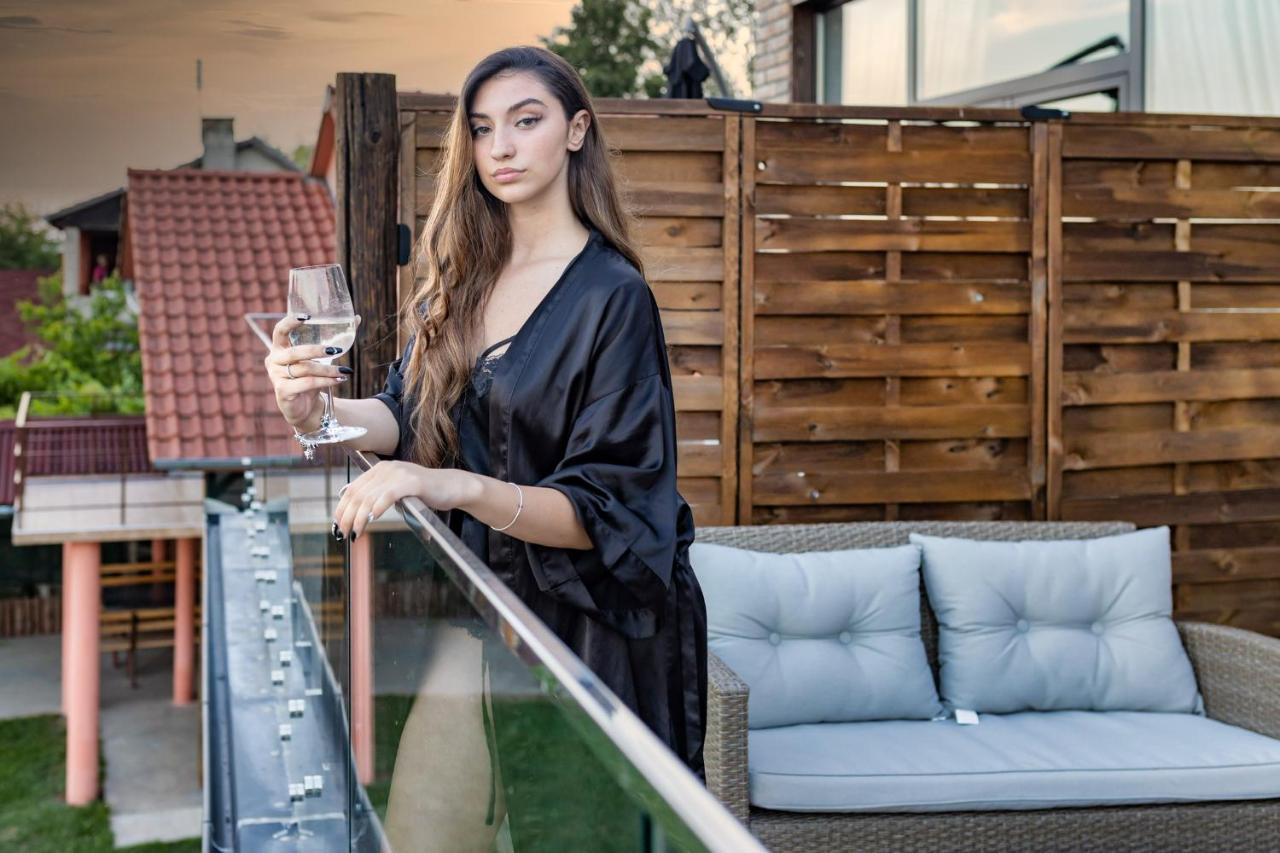 Apartmani Tiske Noci Bečej Exteriör bild